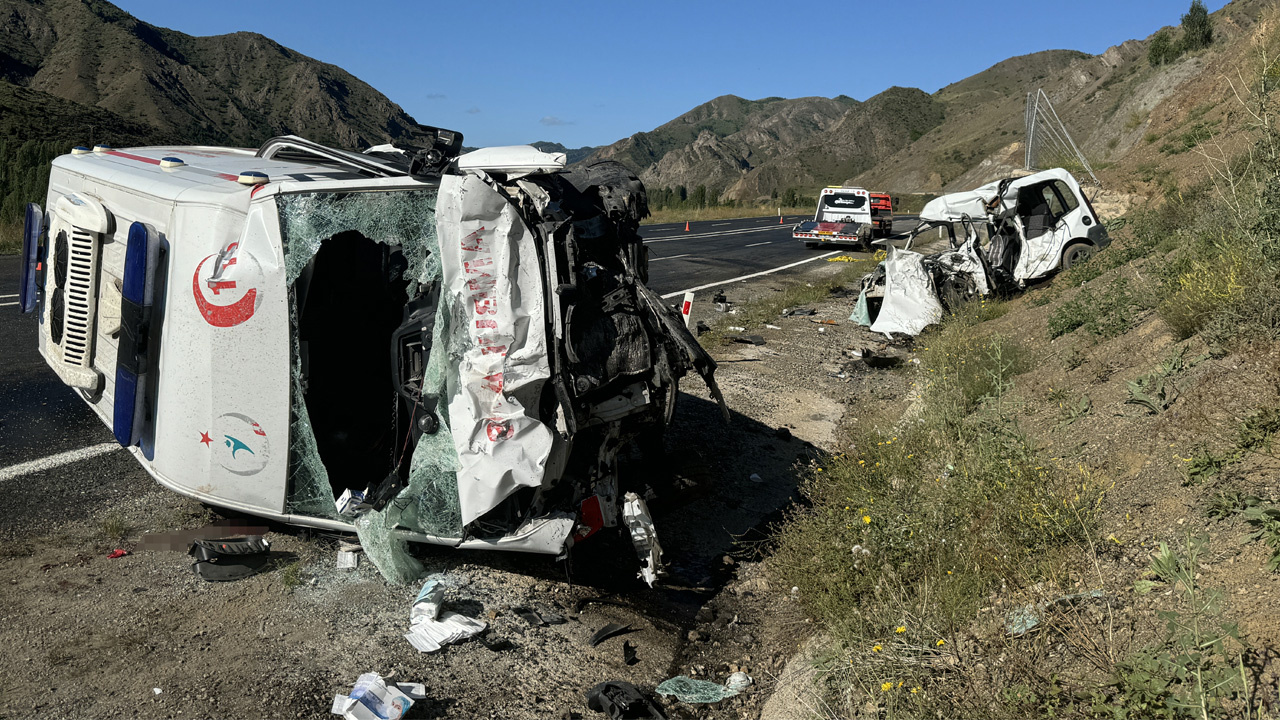 Erzurum'da ambulansın karıştığı kazada 4 kişi hayatını kaybetti