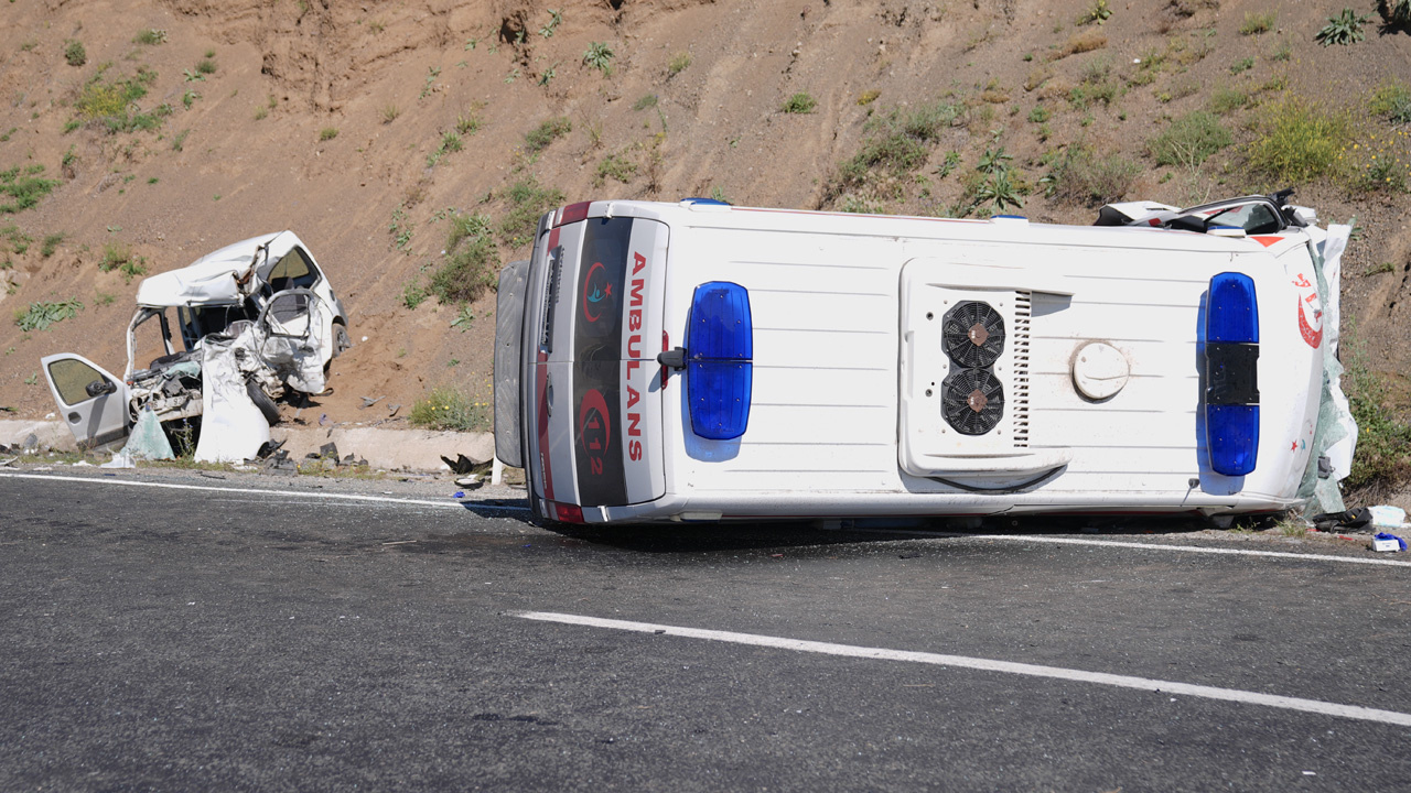 Erzurum'da kahreden kaza! Ambulans ile hafif ticari araç çarpıştı: 4 kişi öldü