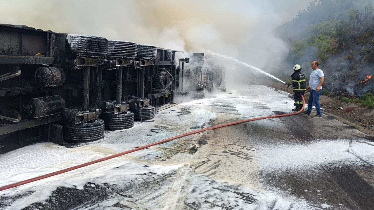 Feci kaza! TIR ile otomobil çarpıştı, yangın çıktı