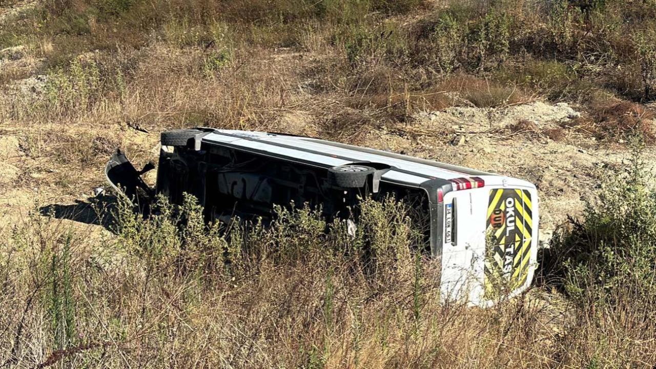 Kontrolden çıkan servis aracı şarampole devrildi! 9 yaralı