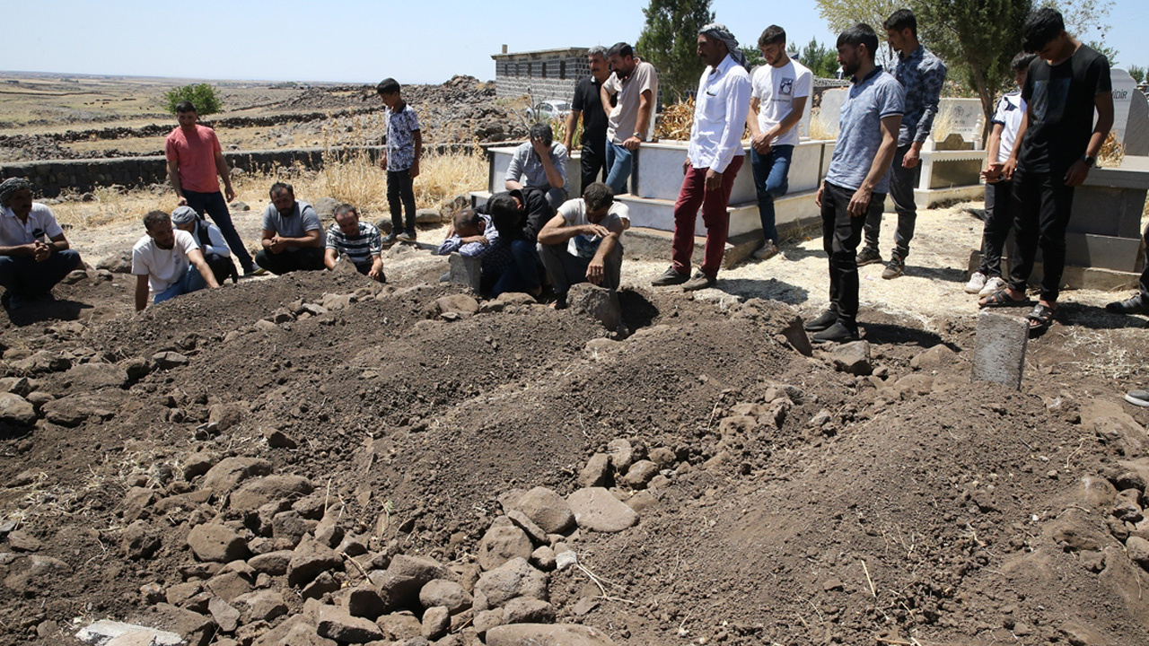 Şanlıurfa'daki kazada hayatını kaybeden 5 çocuk yan yana defnedildi