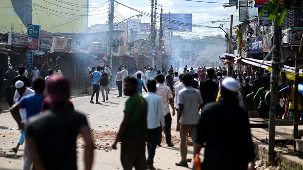 Bangladeş'te protestocular Başbakan'ın konutunu bastı Başbakan Hasina helikopterle kaçtı