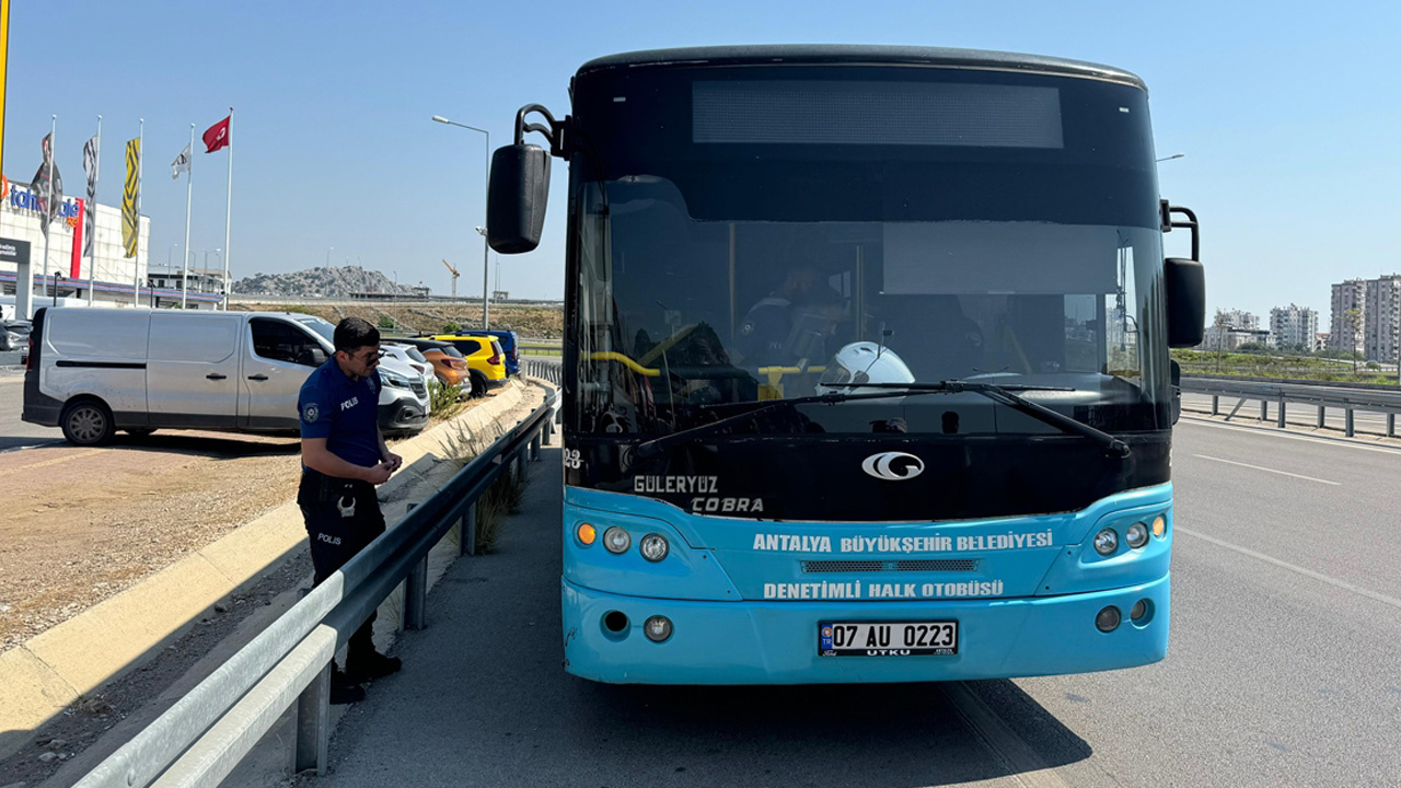 Antalya'da halk otobüsünde şoförle tartışan yolcu anahtarı alıp kaçtı