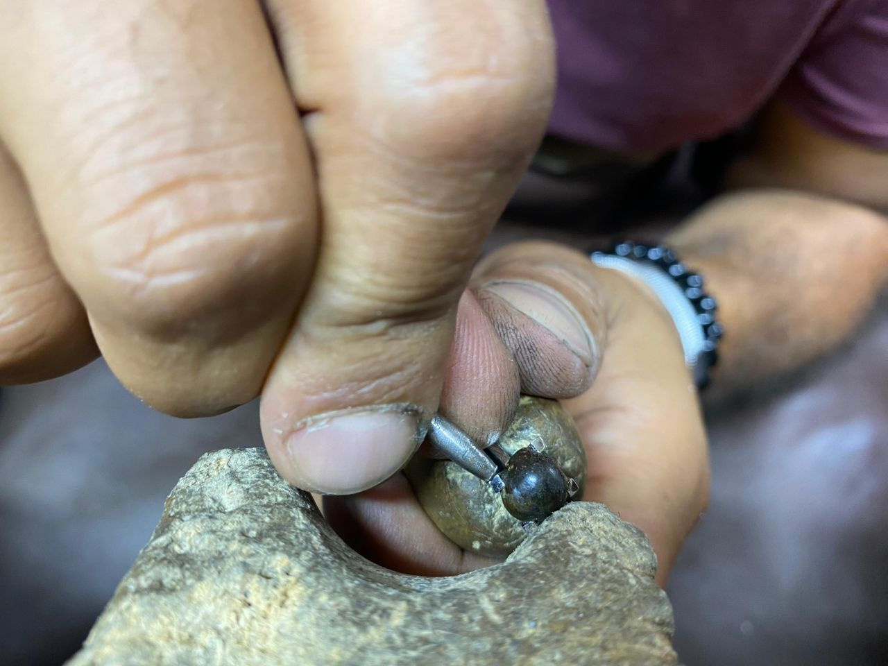 Arazide bulduğu meteor taşından eşine tektaş yüzük yaptırdı