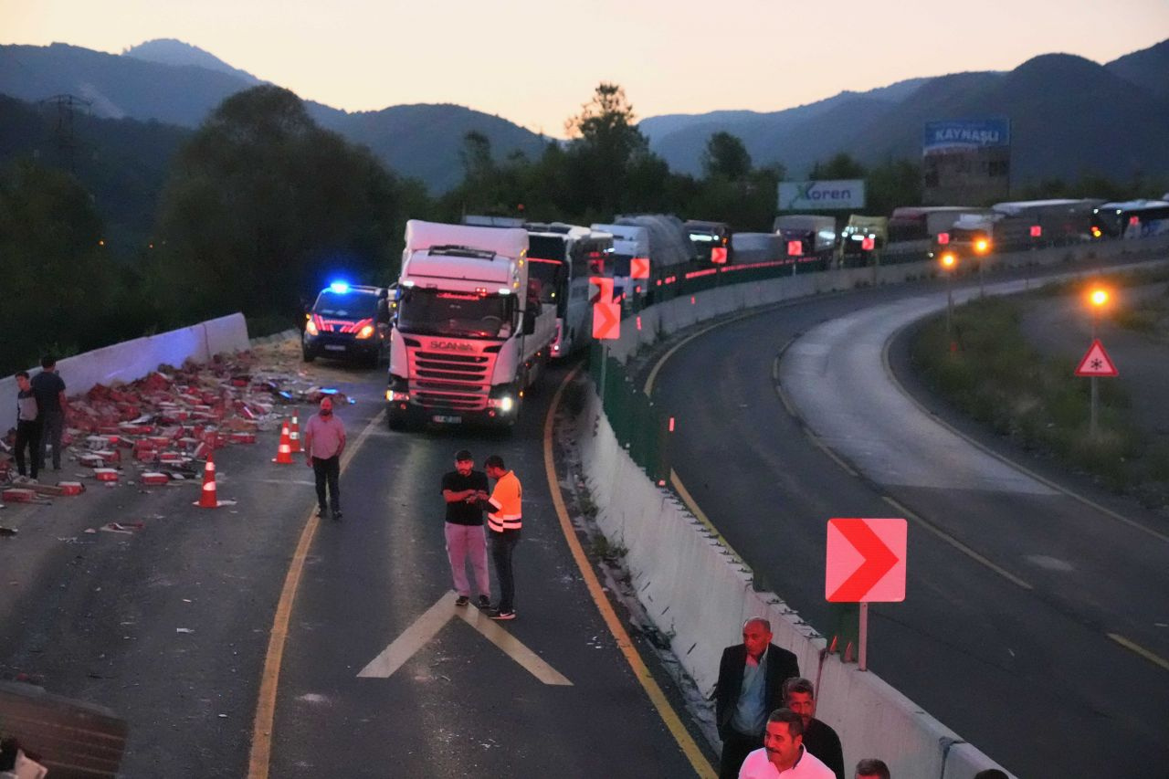 Bolu Dağı'nda zincirleme kaza! Tır, otomobilin üzerine devrildi: Araçtaki sürücü...