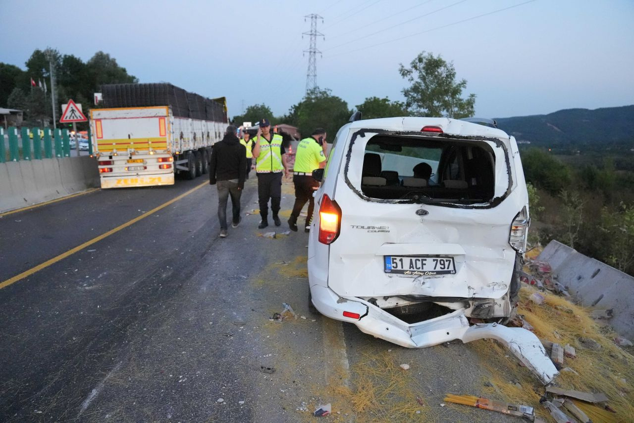 Bolu Dağı'nda zincirleme kaza! Tır, otomobilin üzerine devrildi: Araçtaki sürücü...