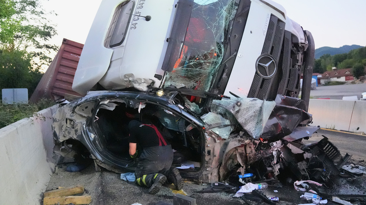 Bolu Dağı'nda zincirleme kaza! Tır, otomobilin üzerine devrildi: Araçtaki sürücü...