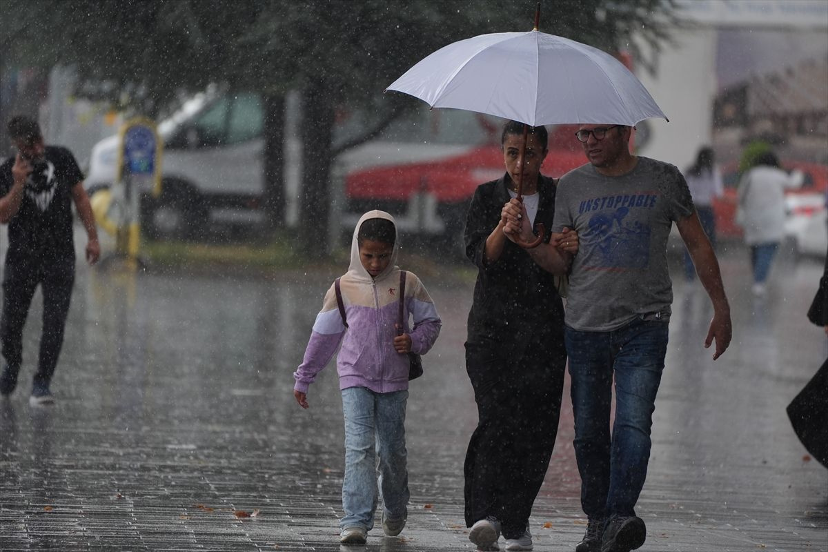 Hazırlıksız yakalanmayın, bir anda bastırabilir! Meteoroloji açıkladı: İstanbul, Ankara, İzmir'de hava durumu...