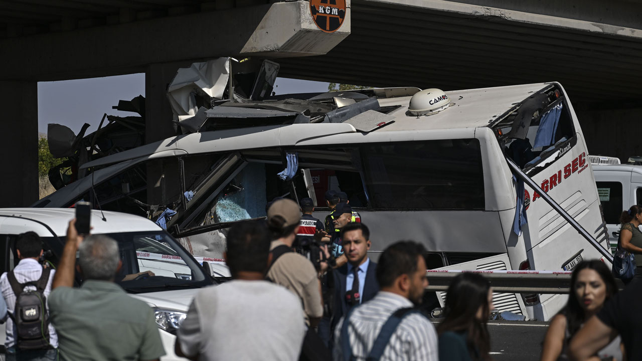 Ankara'da yolcu otobüsü köprü ayağına çarptı: 9 ölü