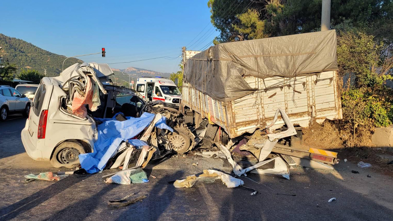 Manisa'da korkunç kaza! Kamyona çarpan araç hurdaya döndü: 4 ölü, 3 ağır yaralı