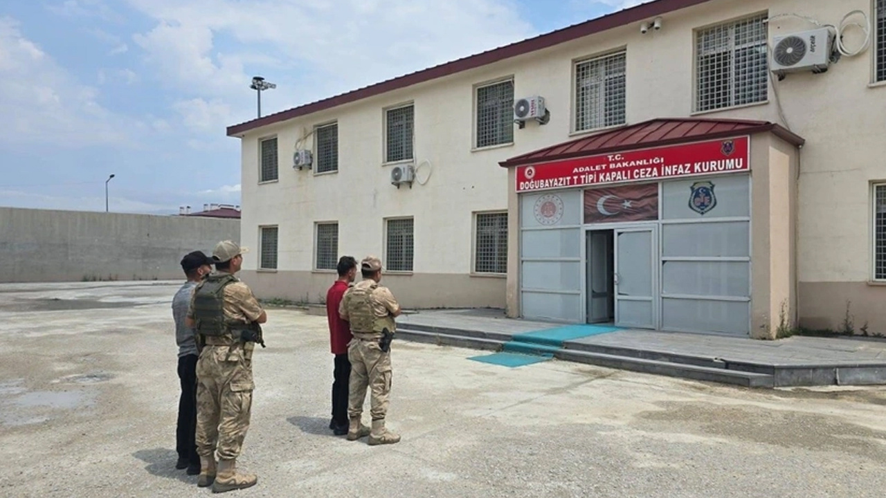 Ağrı’da kesinleşmiş hapis cezasıyla aranıyorlardı! Ekipler tarafından kıskıvrak yakalandılar