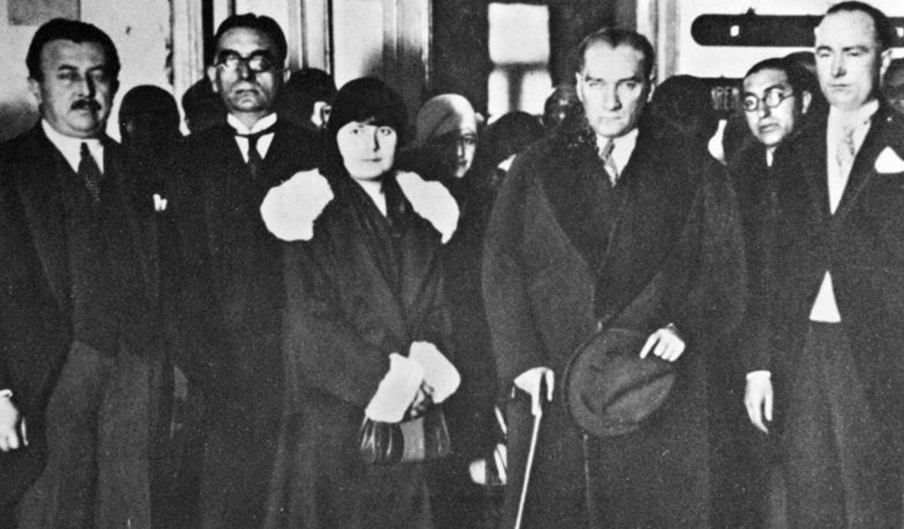 Atatürk'ün süt kardeşi Saime Hanım ile mektuplaşması gün yüzüne çıktı