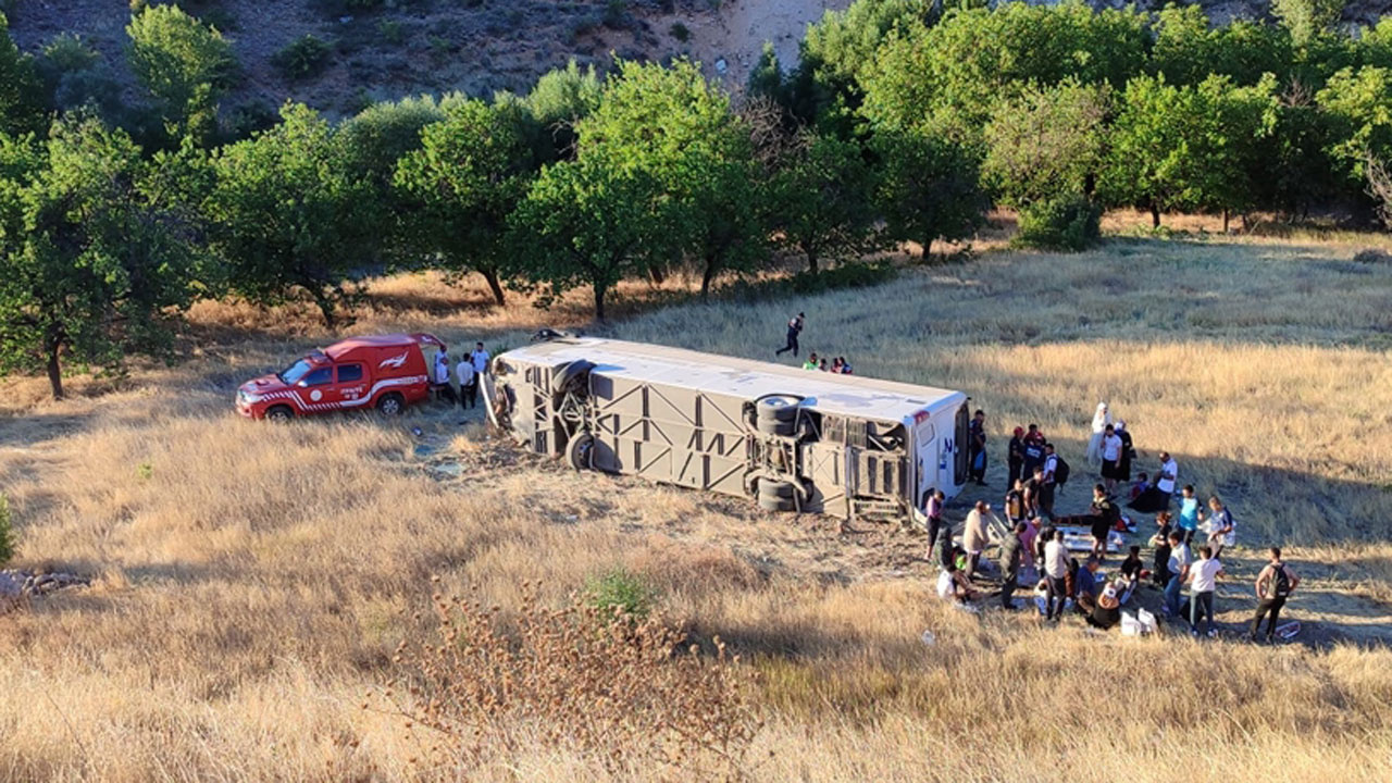 Malatya'da yolcu otobüsü devrildi