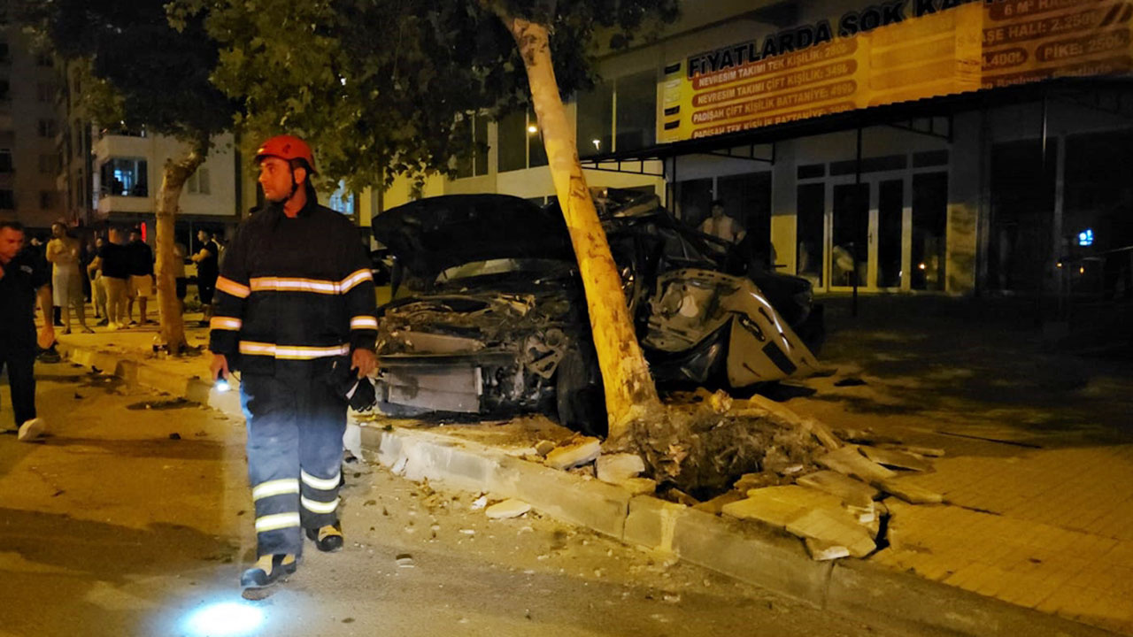 Çorum'da ağaca çarpan otomobil hurdaya döndü 2 kişi öldü