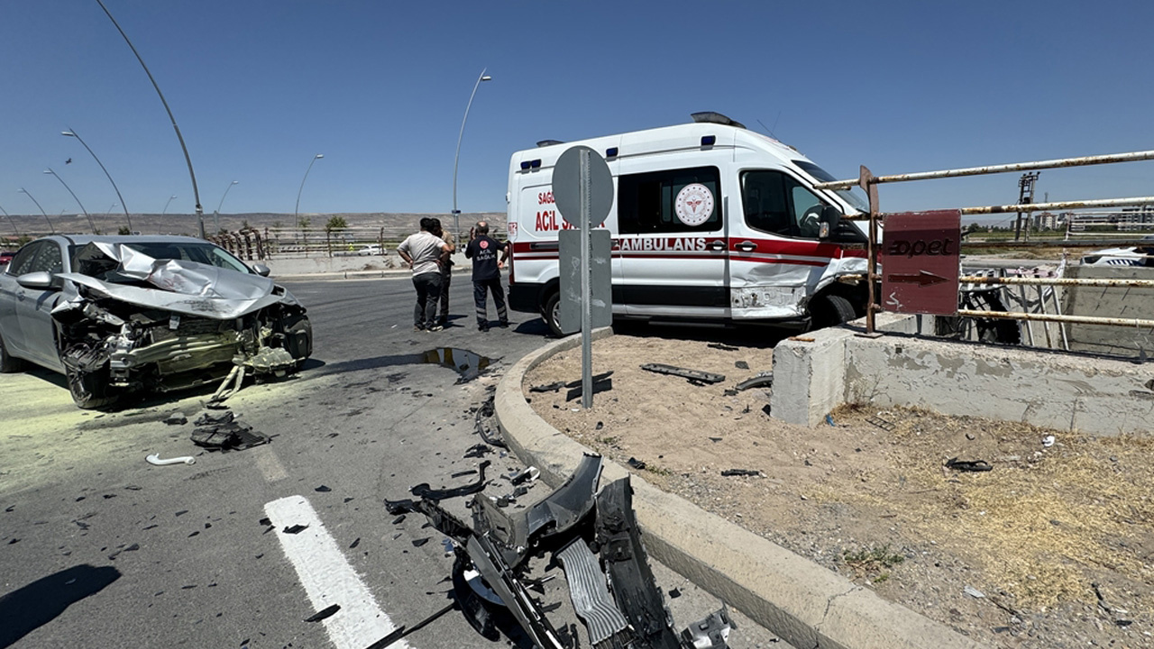 Kayseri'de ambulans ile otomobil çarpıştı! Yaralılar var