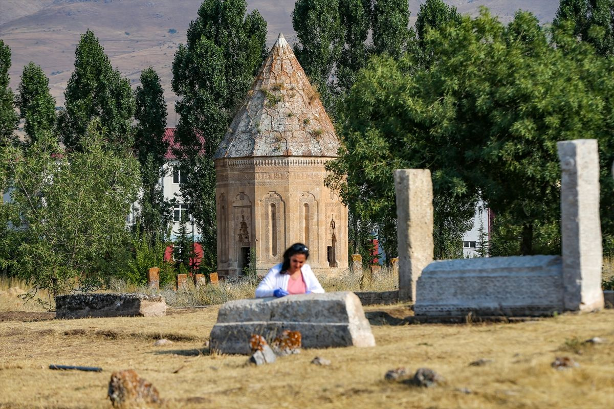 Van'da Selçuklu Mezarlığı'nda ortaya çıkarıldı ilk defa karşılaşıyoruz