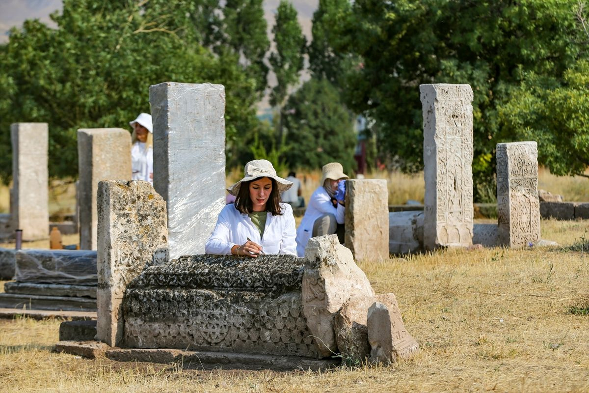 Van'da Selçuklu Mezarlığı'nda ortaya çıkarıldı ilk defa karşılaşıyoruz