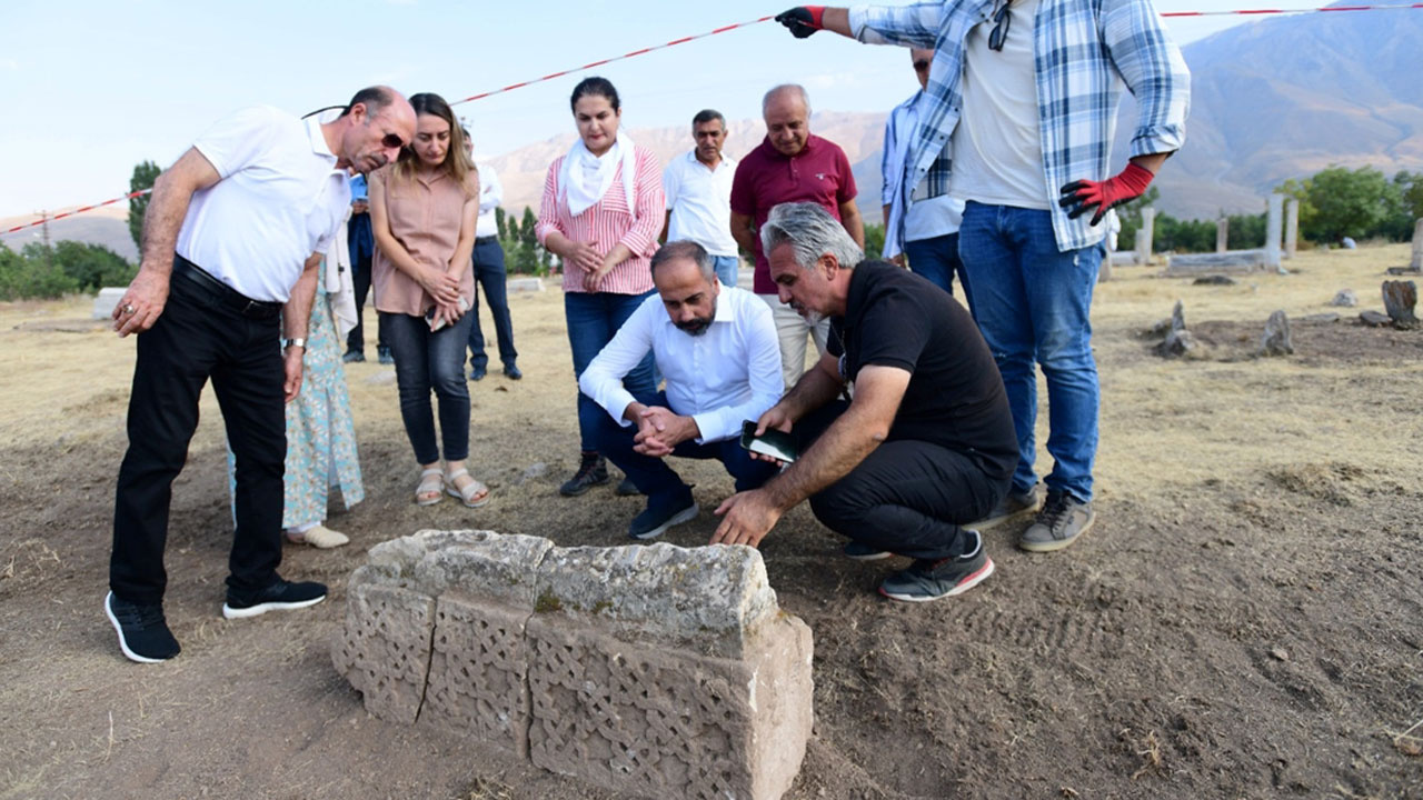 Van'da Selçuklu Mezarlığı'nda ortaya çıkarıldı ilk defa karşılaşıyoruz