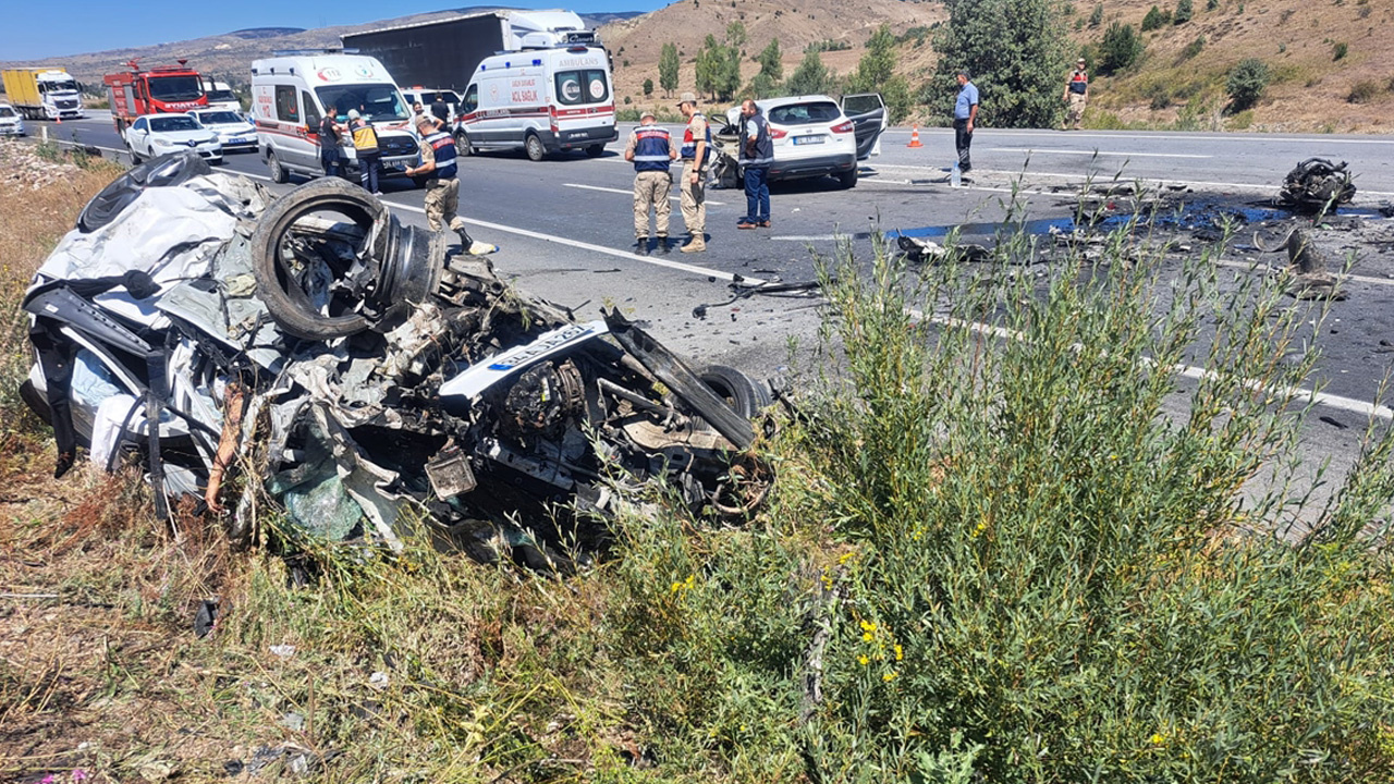 Erzincan'da iki araç çarpıştı! Ölü ve yaralılar var