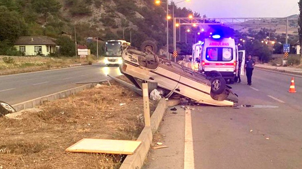 Amasya'da aydınlatma direğine çarpan otomobil takla attı