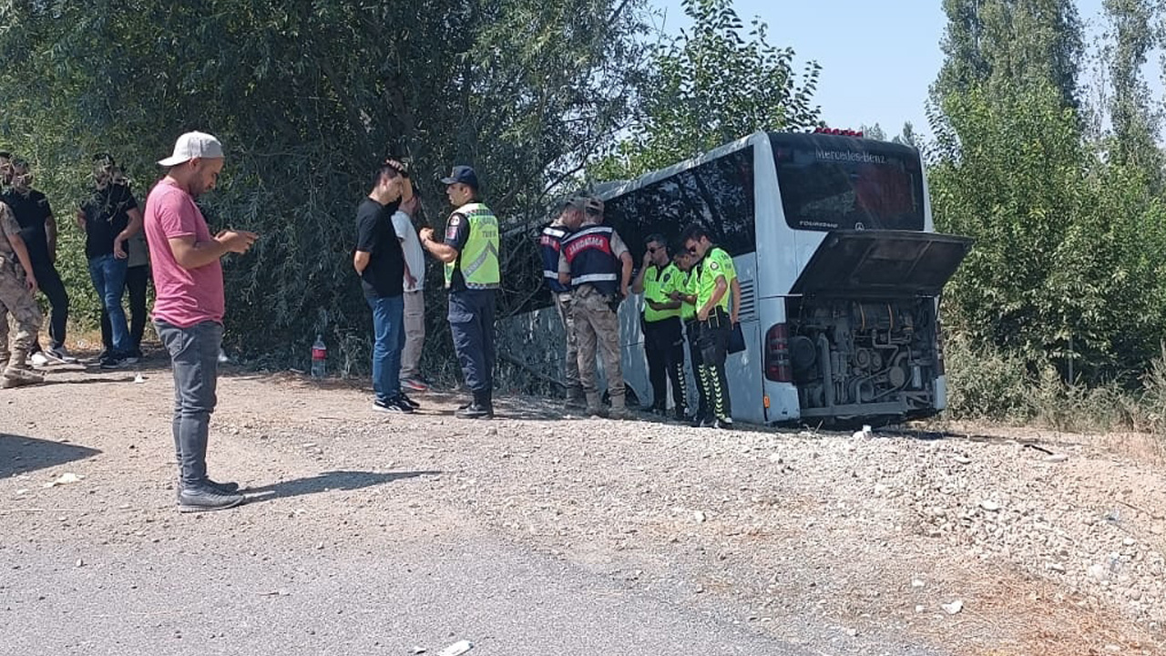 Iğdır'da yolcu otobüsü yoldan çıkıp ağaca çarptı