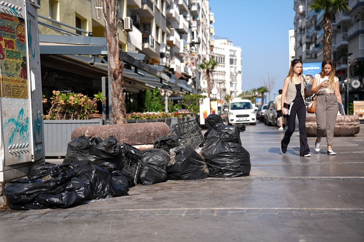 İzmir'de belediye çalışanları iş bıraktı: Kentte çöp dağları oluştu