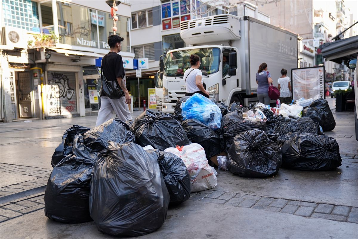 İzmir'de belediye çalışanları iş bıraktı: Kentte çöp dağları oluştu