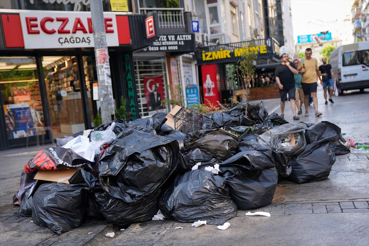 İzmir'de belediye çalışanları iş bıraktı: Kentte çöp dağları oluştu