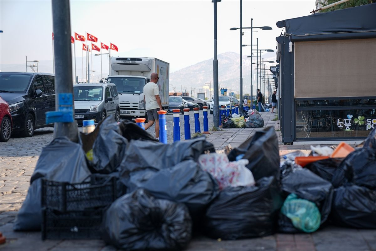 İzmir'de belediye çalışanları iş bıraktı: Kentte çöp dağları oluştu