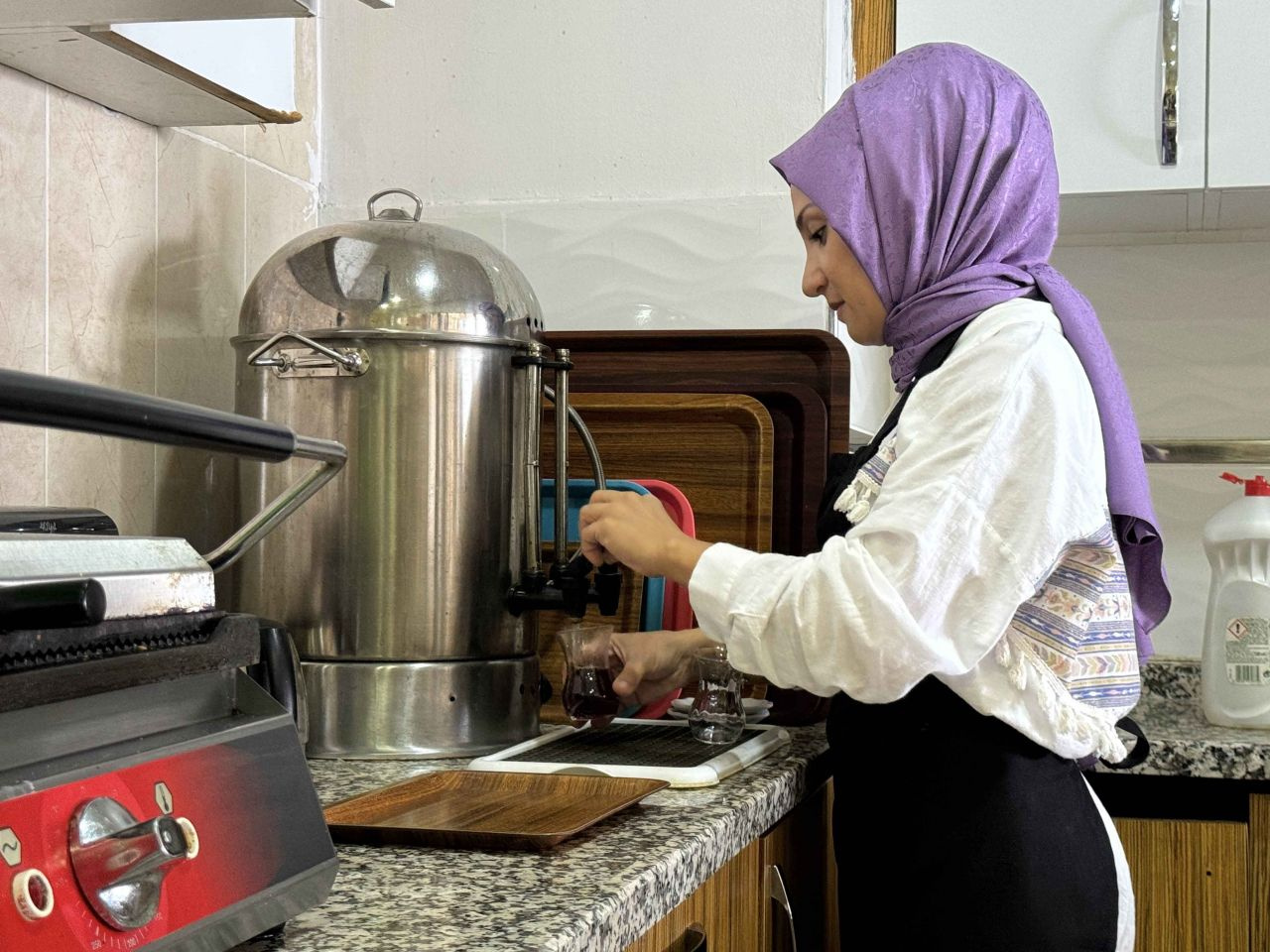 Genç kadının biri mavi diğeri kahverengi olan gözleri görenleri şaşırtıyor! 'Vanlı mısınız' diye soruyorlar