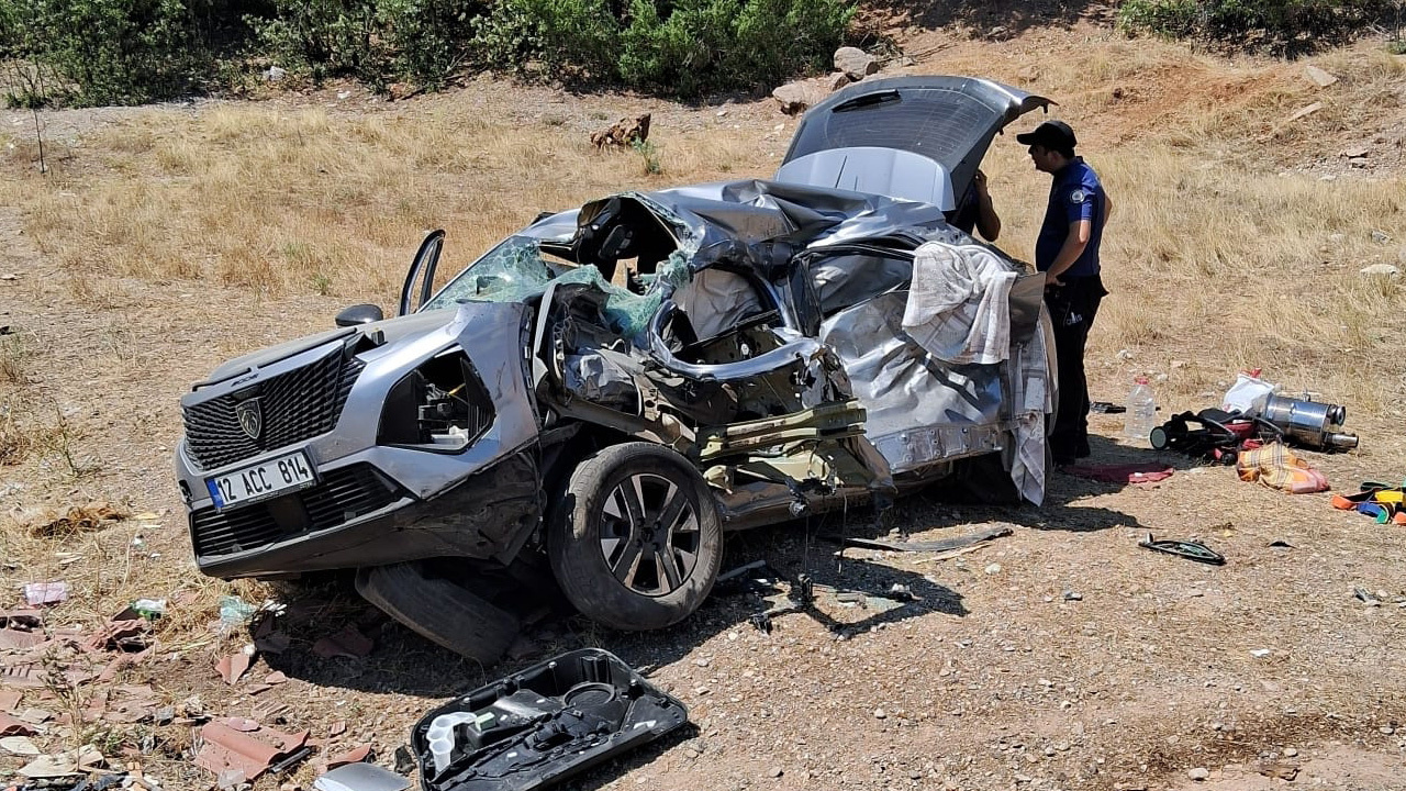 Tunceli'de kamyonla çarpışan otomobildeki 2 kişi öldü, 6 kişi yaralandı