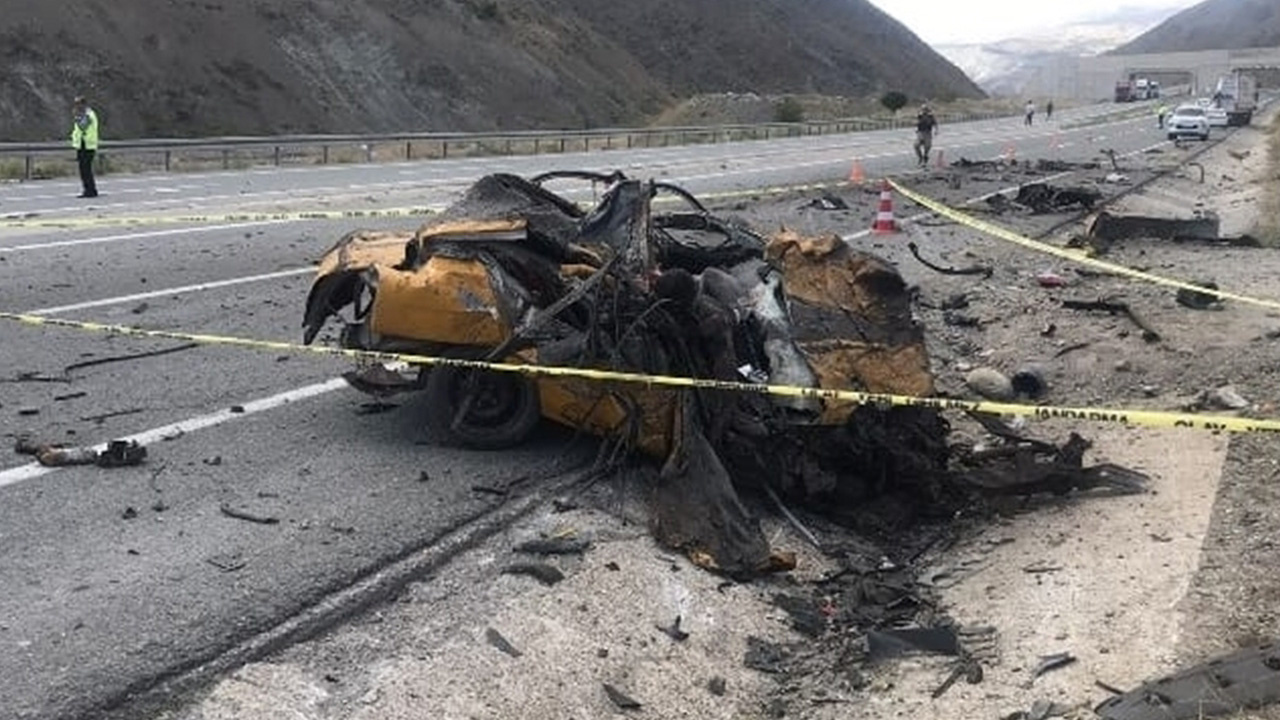 Erzincan'da üç aracın çarpıştığı kazada 4 kişi öldü, 2 kişi yaralandı