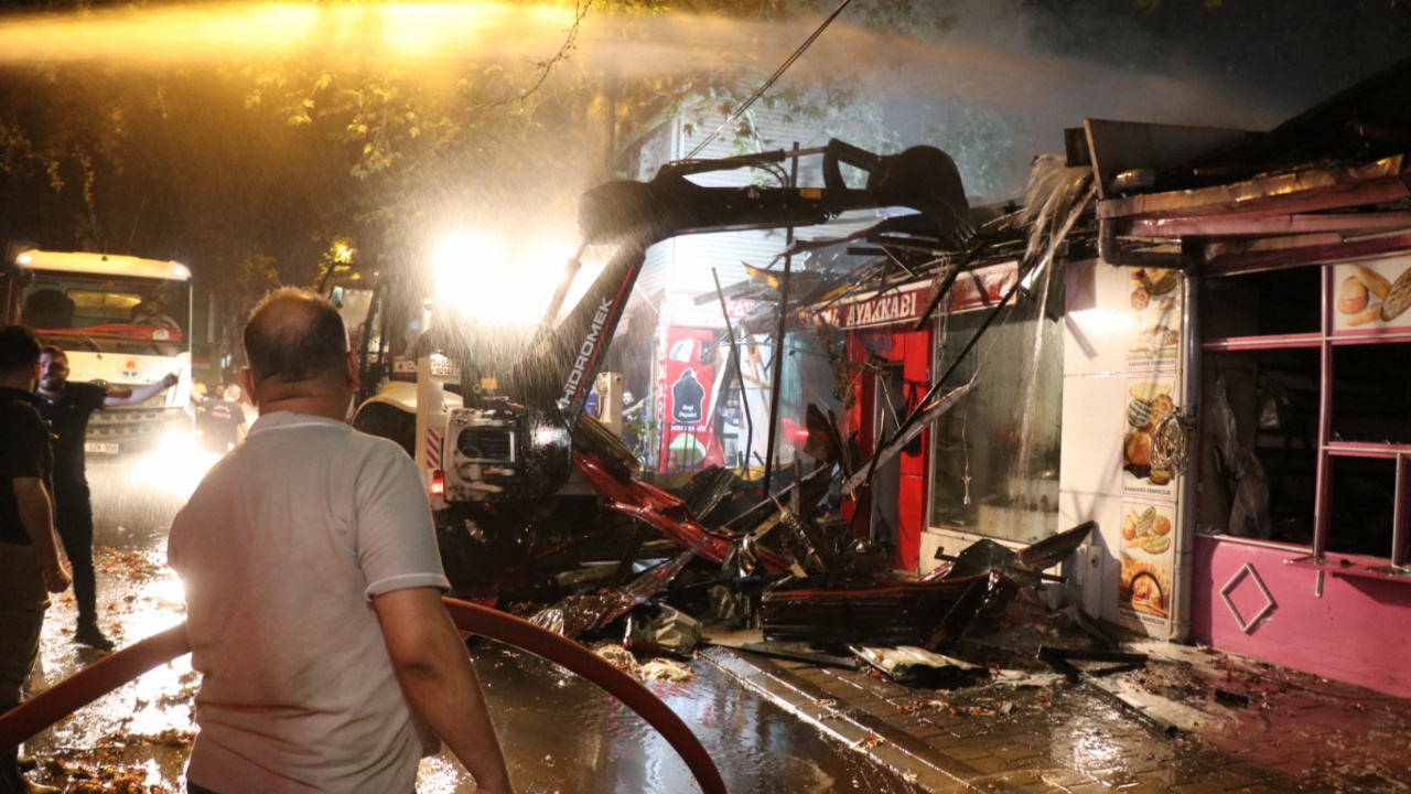 Adana'da fırında çıkan yangın iş yerlerine sıçradı