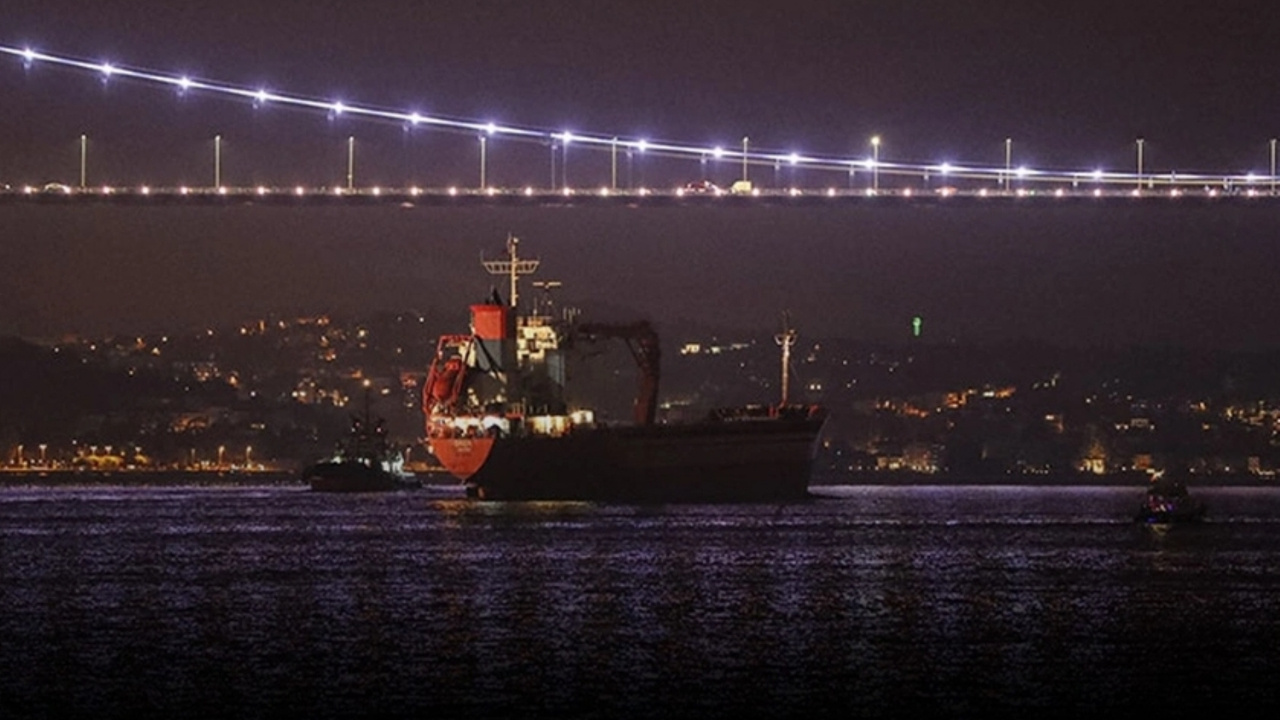 İstanbul Boğazı'nda gemi trafiği çift yönlü durduruldu