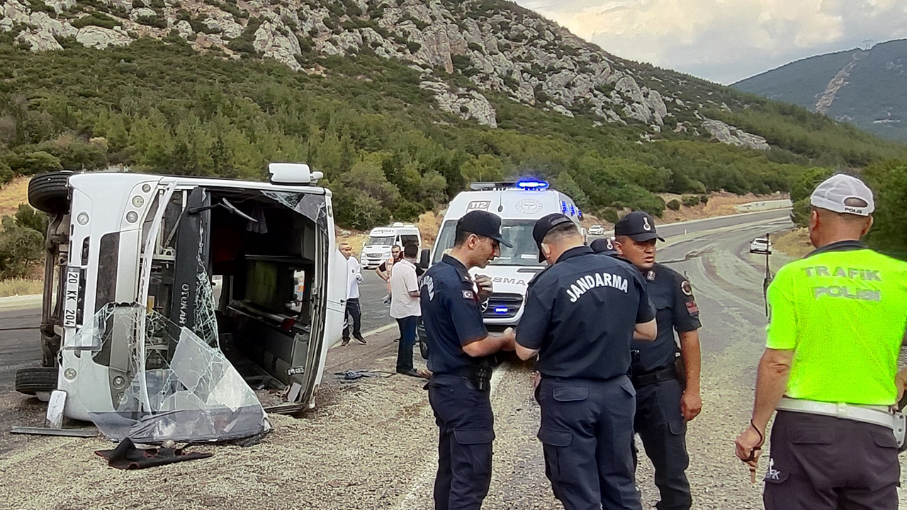 Denizli'de midibüs devrildi: Yaralılar var