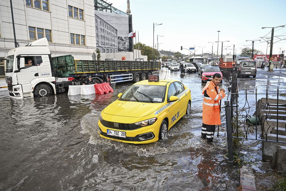 İstanbul'da sağanak yağış! Trafik felç oldu, seferler iptal edildi