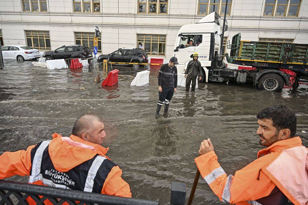 İstanbul'da sağanak yağış! Trafik felç oldu, seferler iptal edildi