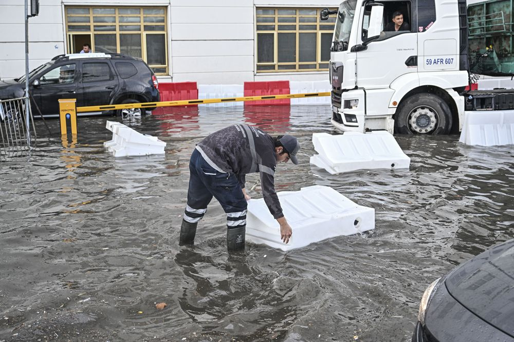 İstanbul'da sağanak yağış! Trafik felç oldu, seferler iptal edildi