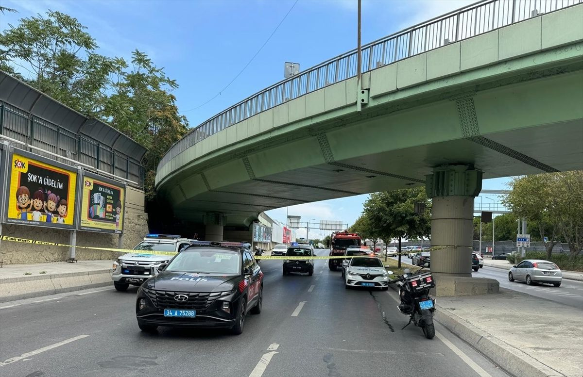 Bakırköy'de üst geçide çarpan tır İETT otobüsünün üzerine devrildi