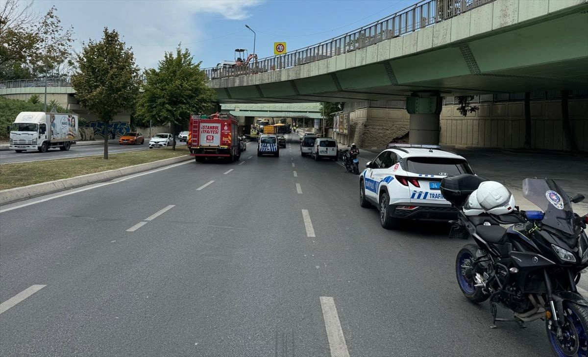 Bakırköy'de üst geçide çarpan tır İETT otobüsünün üzerine devrildi