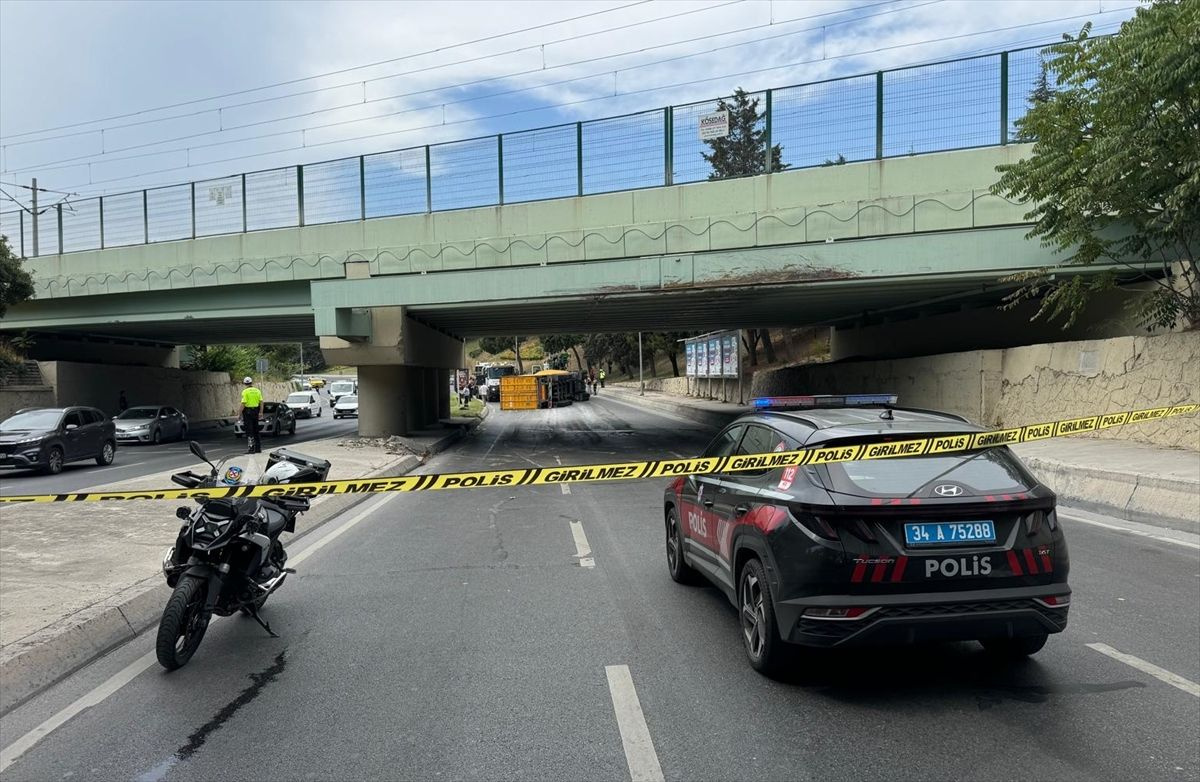 Bakırköy'de üst geçide çarpan tır İETT otobüsünün üzerine devrildi