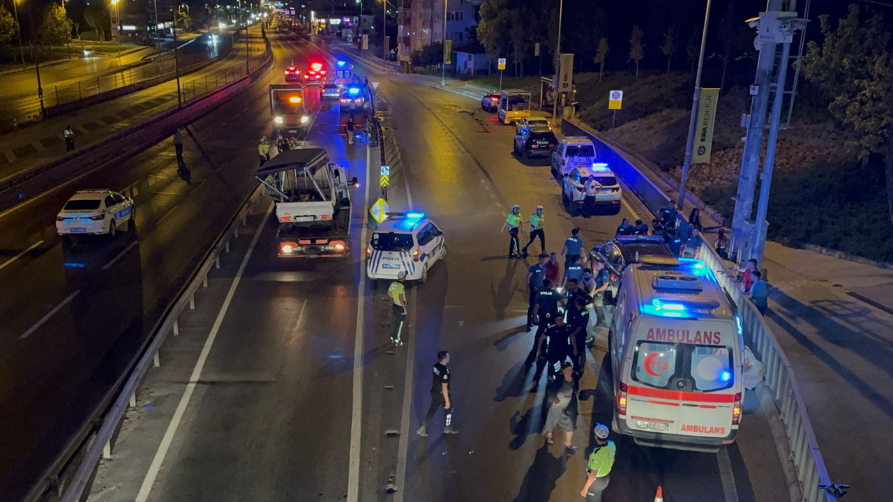 Polisin dur ihtarına uymadı! Otomobil ve minibüse çarptı, yaralılar var