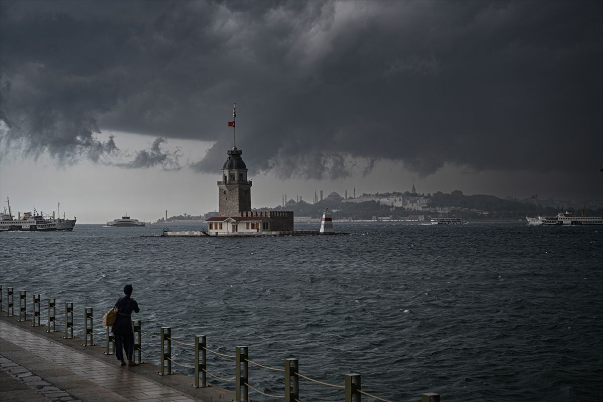 İstanbul'da gökyüzü karardı! Sağanak yağış etkili oluyor, inanılmaz görüntüler