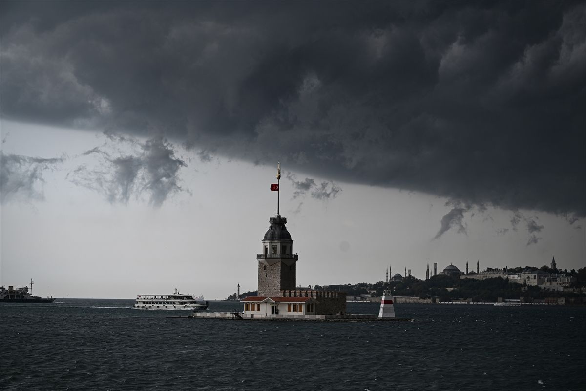 İstanbul'da gökyüzü karardı! Sağanak yağış etkili oluyor, inanılmaz görüntüler