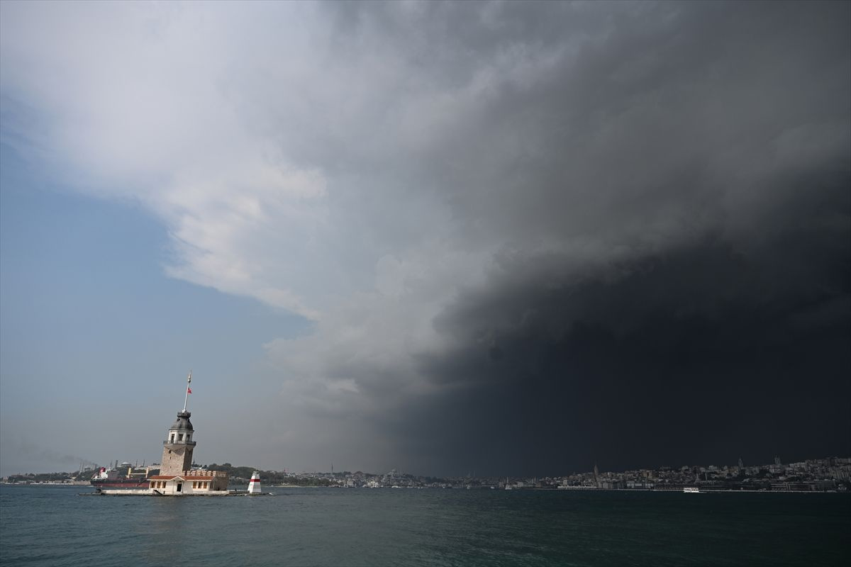 İstanbul'da gökyüzü karardı! Sağanak yağış etkili oluyor, inanılmaz görüntüler