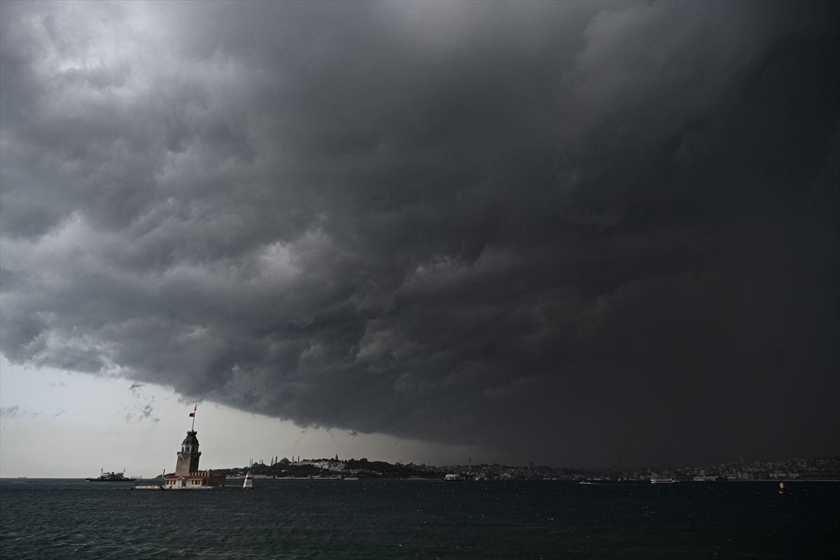 İstanbul'da gökyüzü karardı! Sağanak yağış etkili oluyor, inanılmaz görüntüler