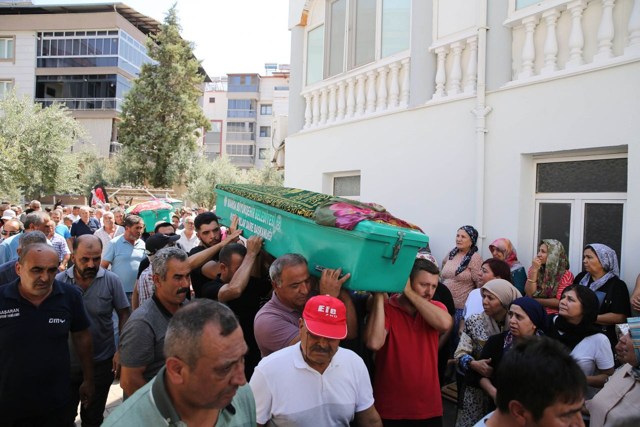 İzmir'de babaları tarafından öldürülen 3 çocuk toprağa verildi! Annenin feryadı yürek yaktı