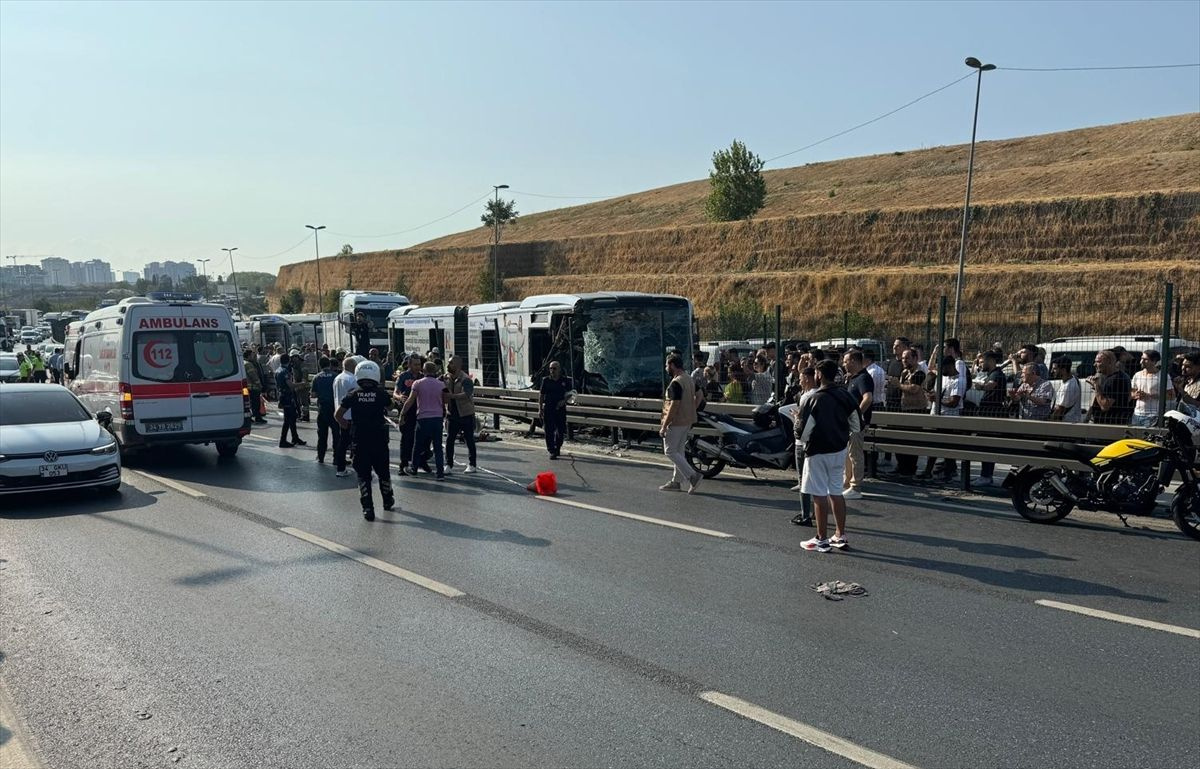 Küçükçekmece'de metrobüsler çarpıştı! Ölü ve yaralılar var...