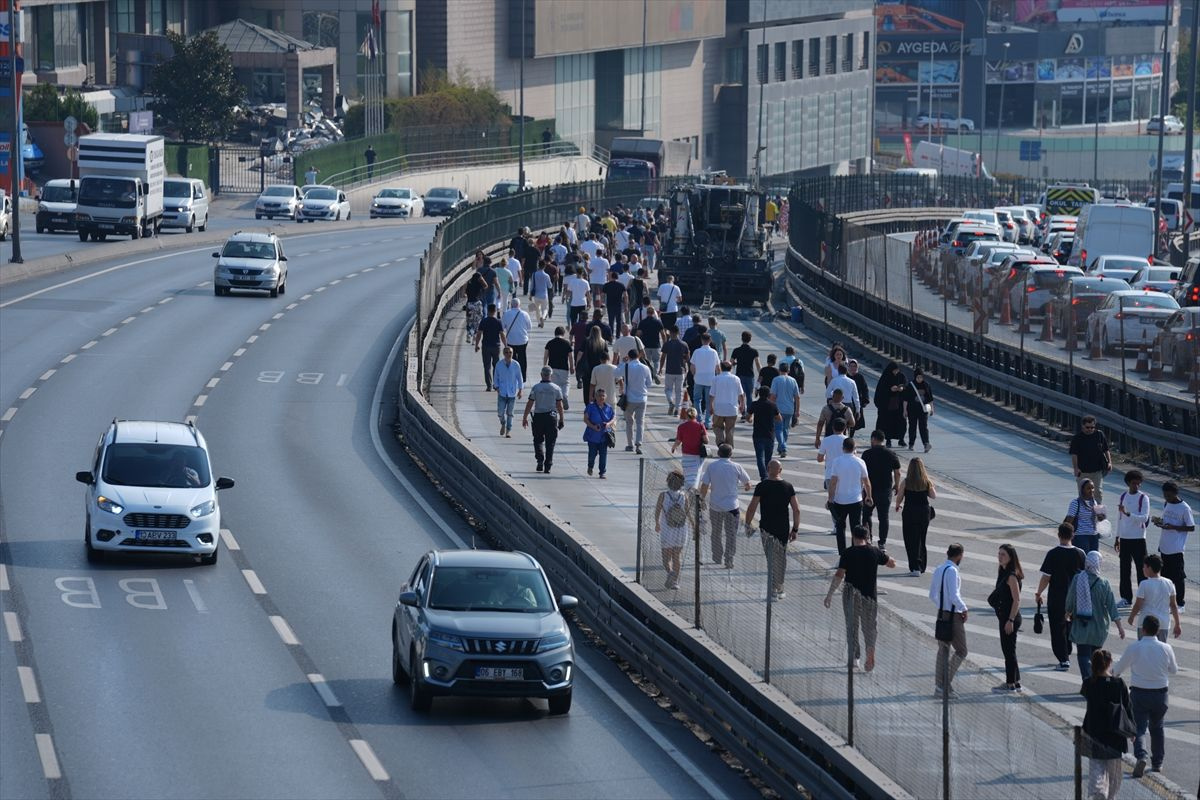 Küçükçekmece'de metrobüsler çarpıştı! Ölü ve yaralılar var...