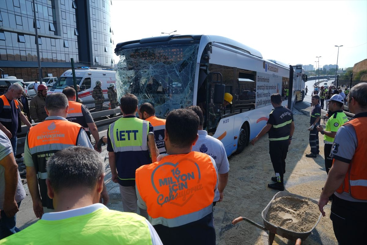 Küçükçekmece'de metrobüsler çarpıştı! Ölü ve yaralılar var...